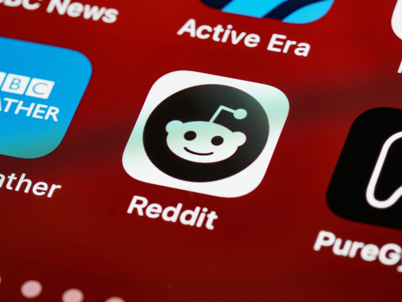 Marketer using Reddit on a laptop to drive organic website traffic without ads or links.